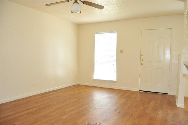 Building Photo - 1523 Hawk Tree Dr