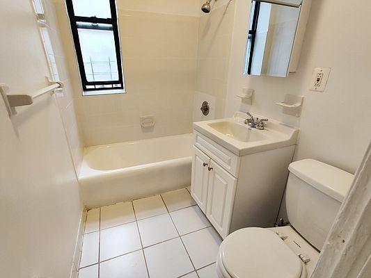 Foto del edificio - 2 bedroom in Bronx NY 10465