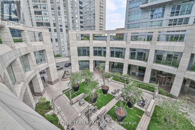 Photo du bâtiment - 2181-2181 Yonge St