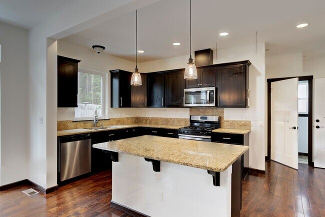 Foto del edificio - Stunning 3 Bed 2.5 Bath home in Fairway Point