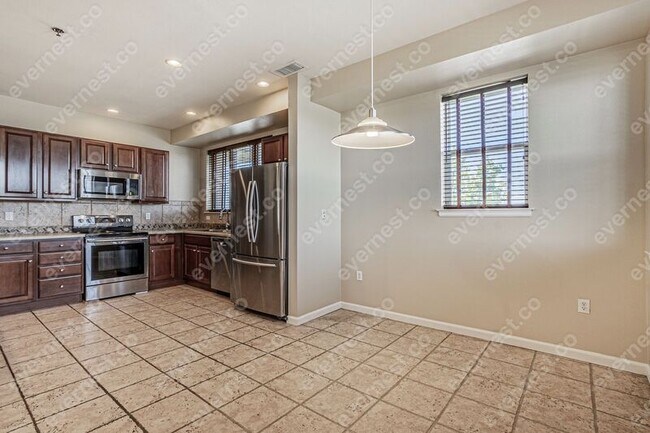 Foto del edificio - 14950 E Center Ave