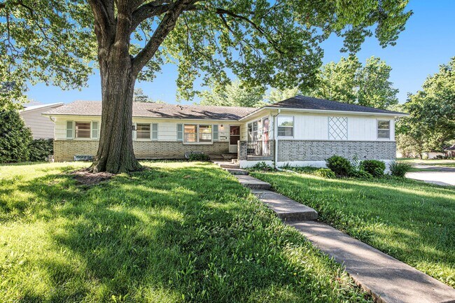 Building Photo - Move in Special!! Beautiful 3BR/2BA w/ Gar...