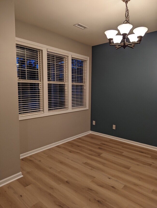 Building Photo - 208 Hammond Wood Pl