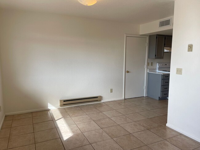 Building Photo - 2460 S. Highview Circle #6