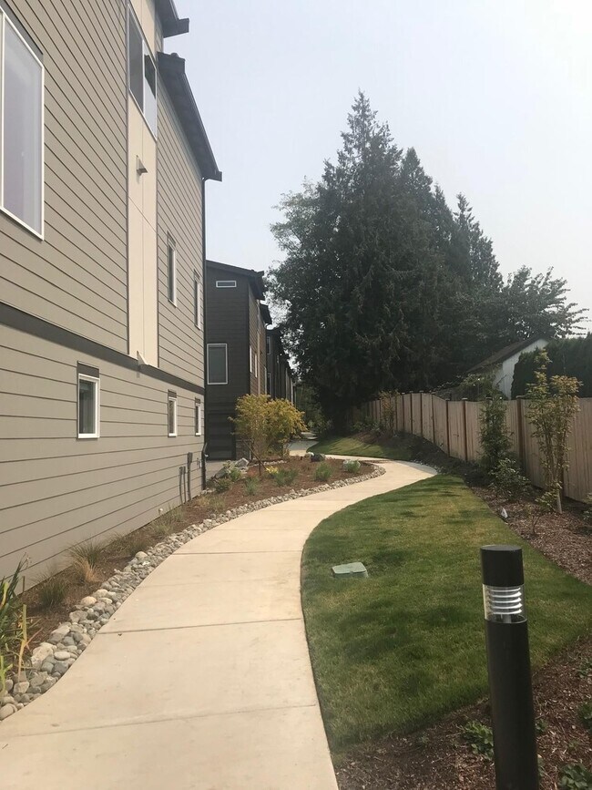 Building Photo - Modern Townhome for Rent – Convenient Edmo...