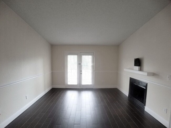 Building Photo - Beautiful 1/1 Wood Floor Condo With a Beau...