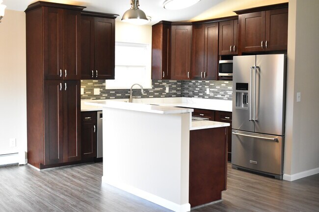 Kitchen with breakfast bar - 211 High View Dr