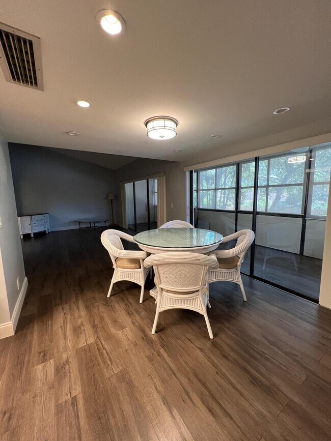Foto del edificio - 1660 12 Oaks Way