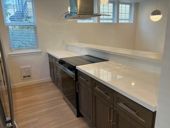 Foto del edificio - 5621 Fauntleroy Way SW