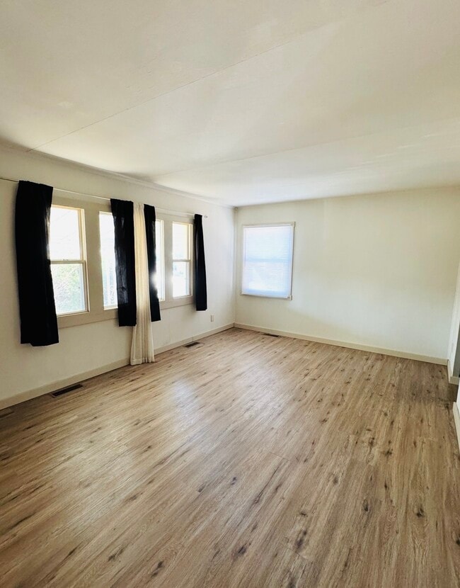 Building Photo - 2251 Vale Dr