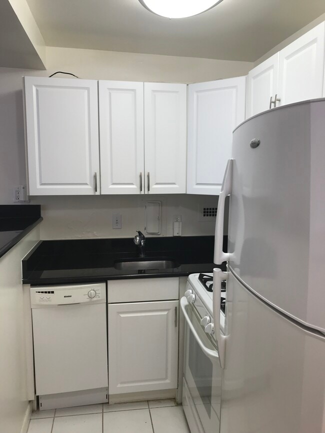 Building Photo - 922 24th St NW