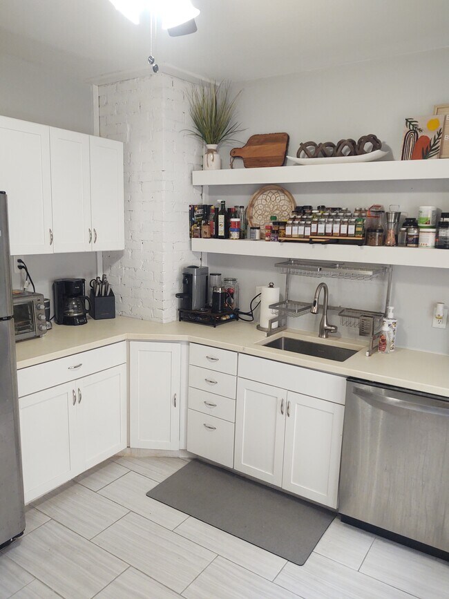 Kitchen 1 - 30 Traymore St