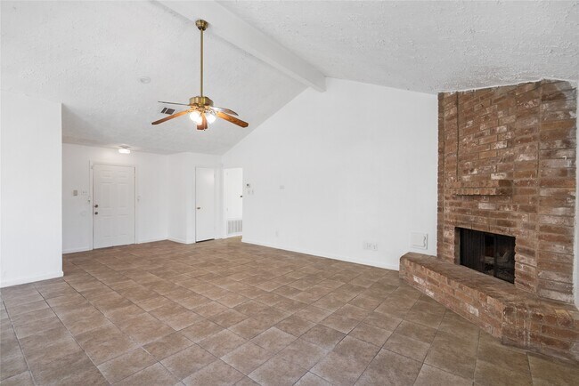 Foto del edificio - 1666 Meadow Green Dr