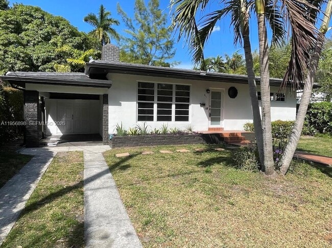 Foto del edificio - 811 NE 70th St