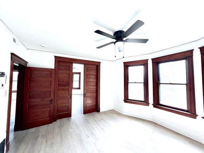 Foto del edificio - 2241 Burnet Ave