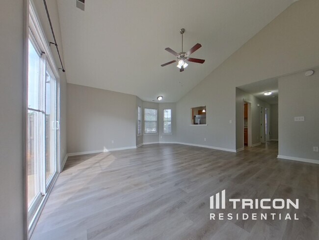 Foto del edificio - 819 Chablis Dr