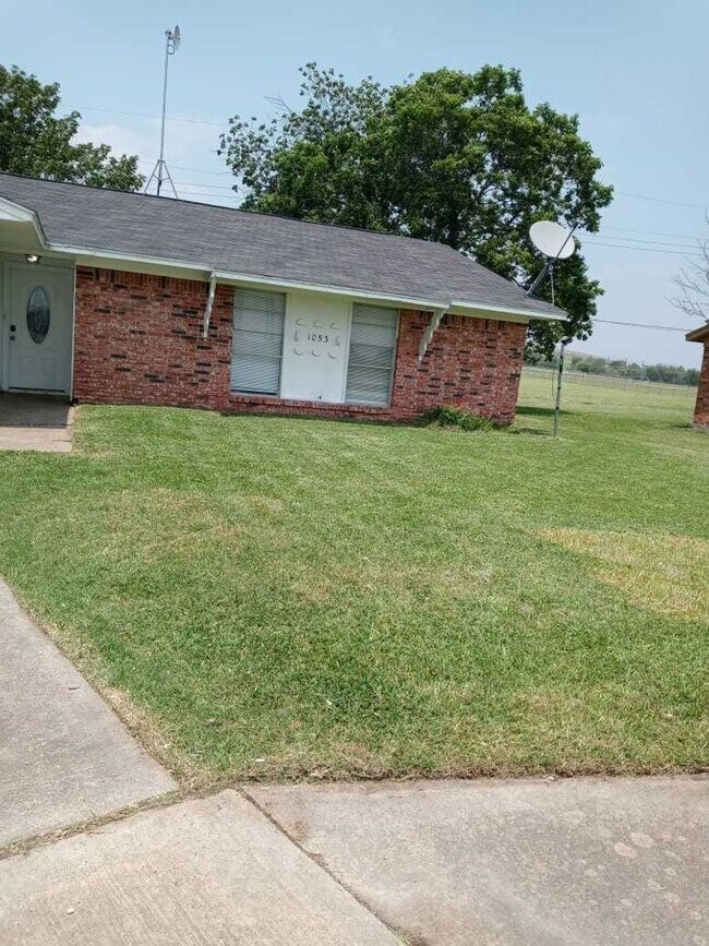 Building Photo - 1053 Western Hills Dr