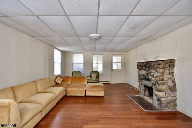 Building Photo - 151 Maxim Dr