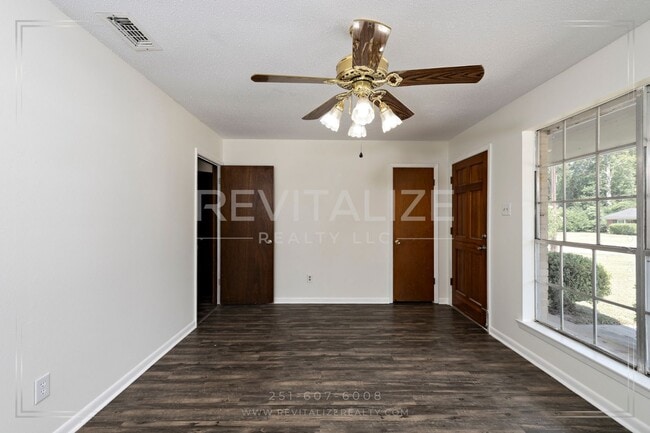 Building Photo - Brick 3BD 2BA with Large Private Yard!