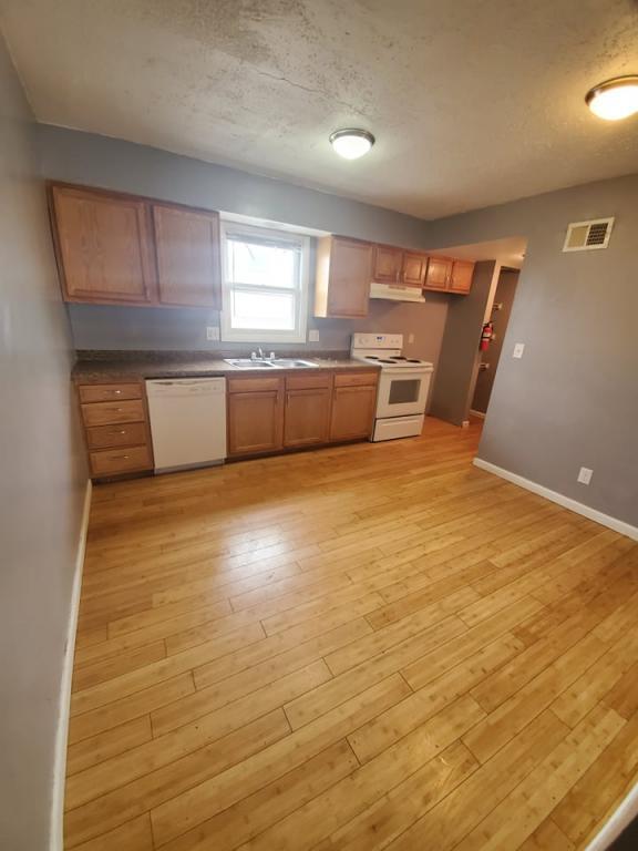 Building Photo - 110 W. lakeshore dr. #8
