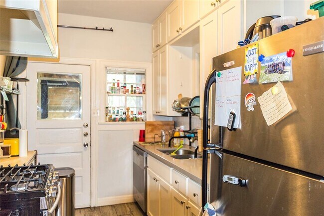 Foto del edificio - 1918 Robbins Pl