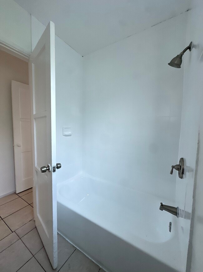 Building Photo - 1306 N Fries Ave