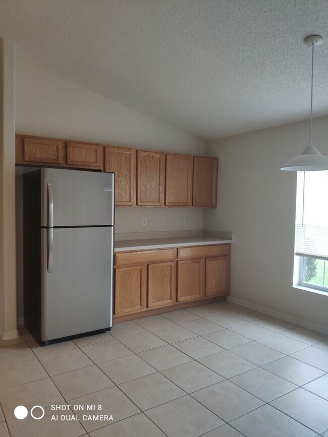 Building Photo - 4/2/2, with screen porch. Convenient locat...