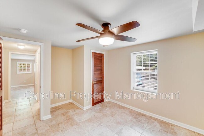 Building Photo - 2417 Laburnum Ave