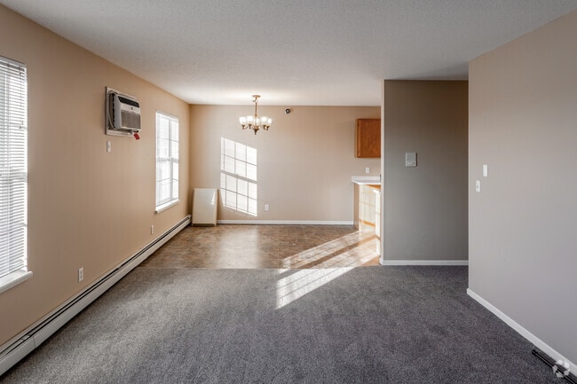 2BR, 1BA - 999SF - Living Room - Colonial Court