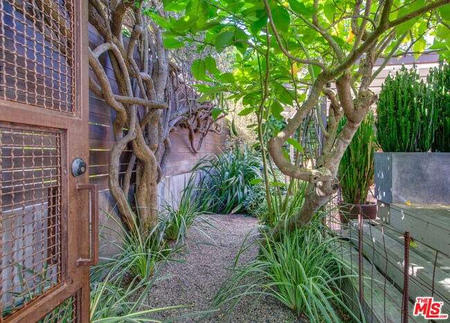 Foto del edificio - 927 1/2 Victoria Ave