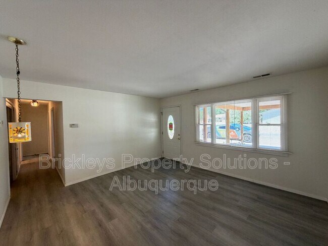 Foto del edificio - 337 Glorieta St NE