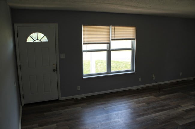 Building Photo - 713 Demaret Dr