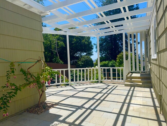 La entrada se abre sorprendentemente a un acogedor atrio de pizarra bañado por el sol que invita a una perfecta integración entre el interior y el exterior. - 2403 Mira Vista Dr
