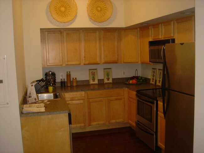 Building Photo - Spacious 2BR/1.5BTH Bi-level w/ HW Floors,...