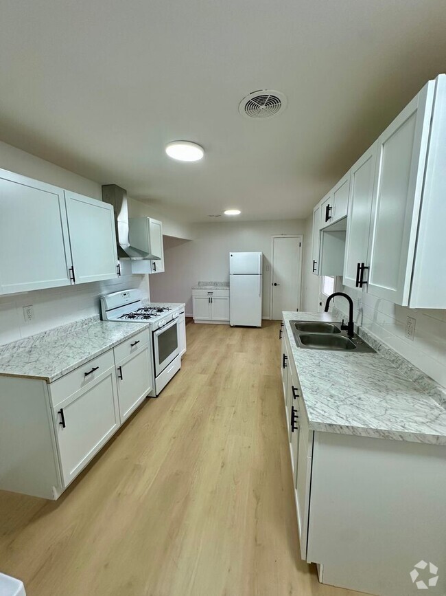 Building Photo - 915 Waverly Dr