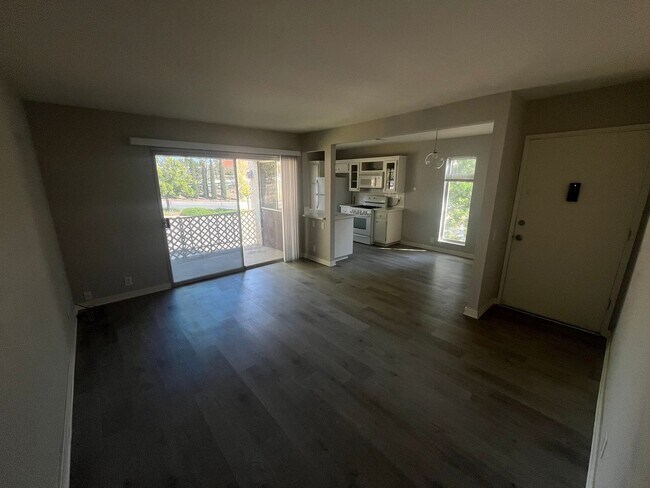 Foto del edificio - Spacious 2 Bed / 1 Bath Upstairs Condo in San Carlos – Utilities Included!