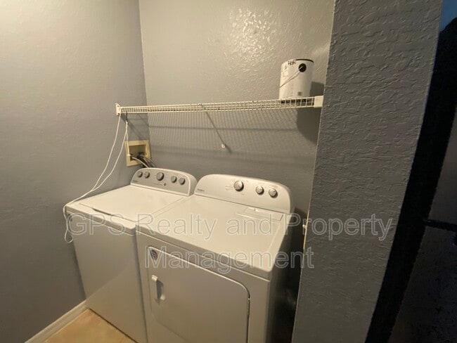 Building Photo - 877 Grand Regency Pointe