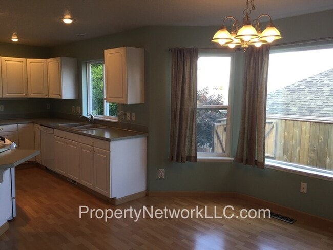 Building Photo - Great Troutdale 3 Bedroom Home