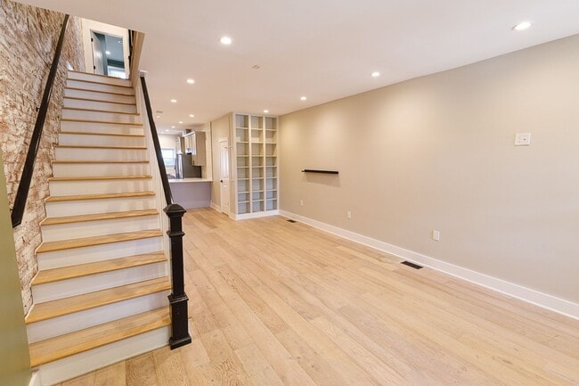 Foto del edificio - Beautifully Updated 4 Bed/3.5 Bath Row-Hom...