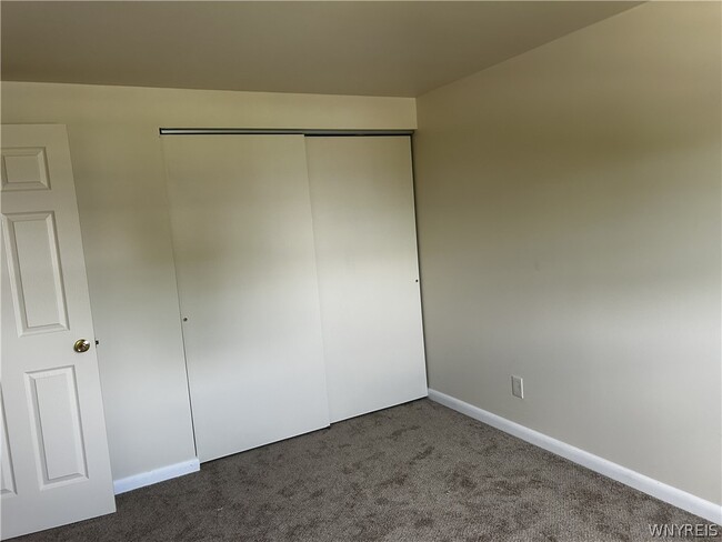 Building Photo - 11 Lemans Dr