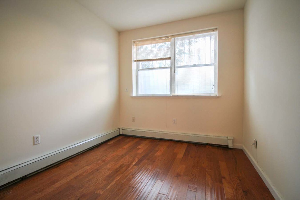 Primary Photo - 1352 Dekalb Ave