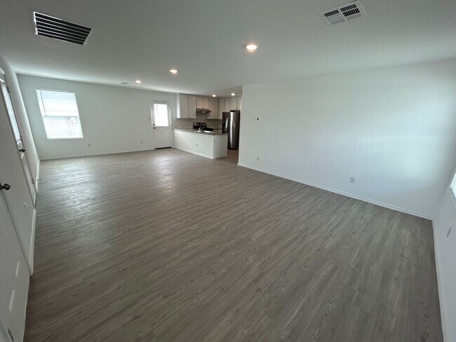 Foto del edificio - 3BD/2BA with Washer/Dryer Included – Fenced Yard, Garage & Community Pool!