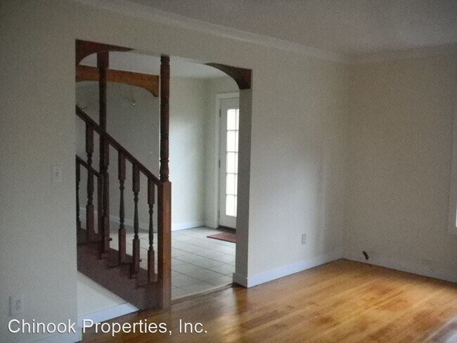 Building Photo - 4 br, 2 bath Apartment - 240 E 31st Ave