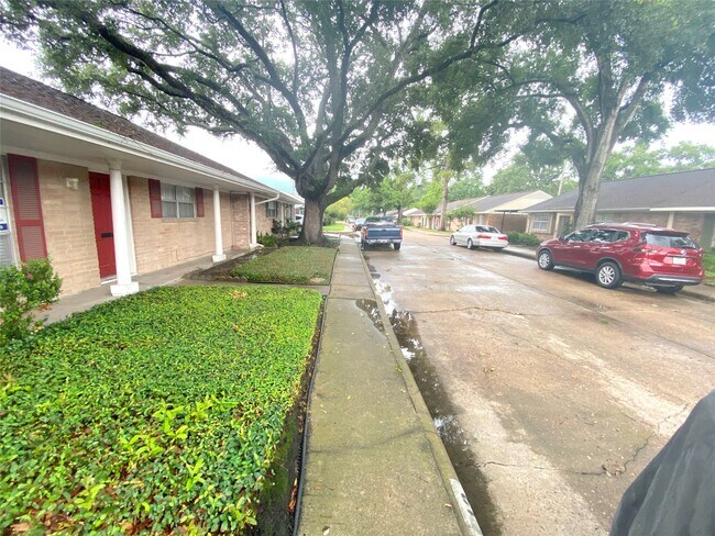 Foto del edificio - 10122 Shadow Wood Dr