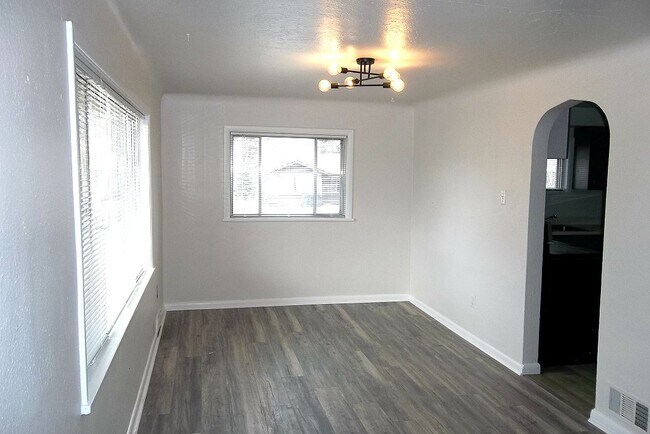 Building Photo - 620 W Coy Dr