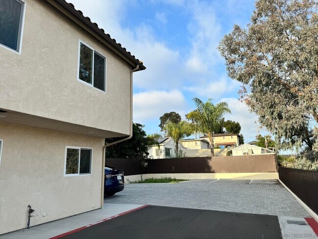 Building Photo - 711 Palm Ave