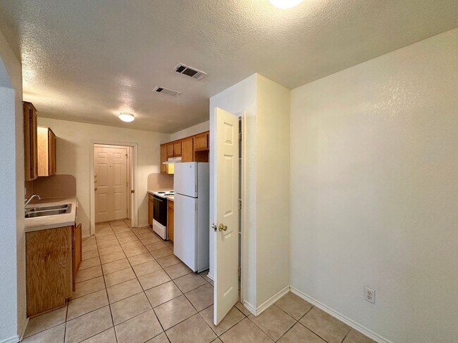 Building Photo - 3704 Gus Dr