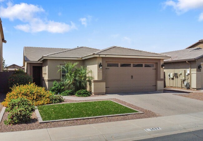 Building Photo - Beautiful 3 bedroom plus den!