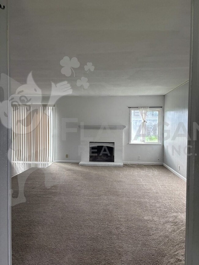 Building Photo - 2 Bedroom/1 bathroom home on large lot