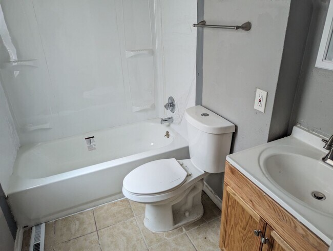 Building Photo - Beautiful Rent Ready 2 Bed 1 Bath Home!